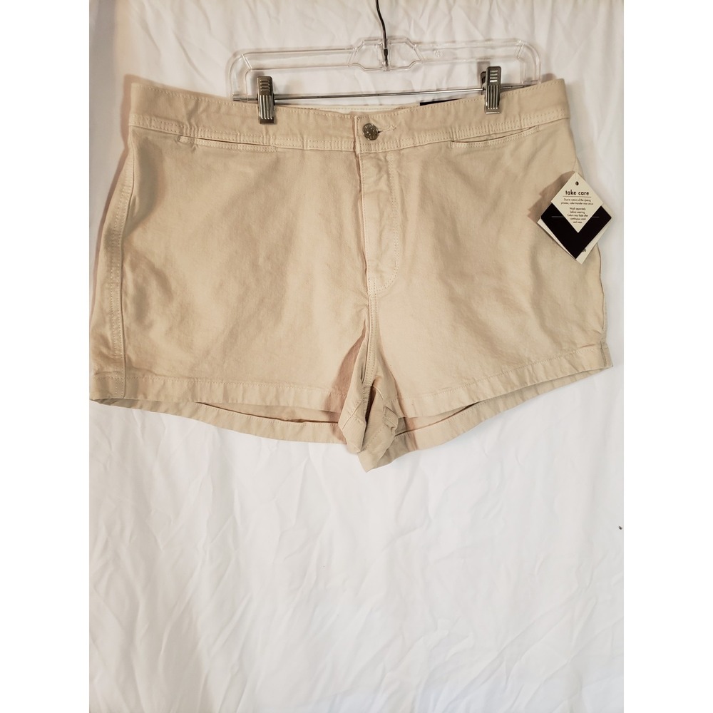 Women's Ava And Viv Cream Comfort Waist Shorts Size 17